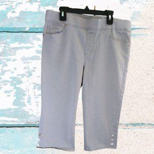 GLORIA VANDERBILT SLIMMING CAPRI PANTS